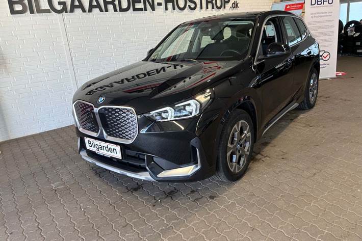 Sort BMW iX1 fra 2023 set udefra
