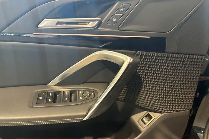 Sort BMW iX1 fra 2023