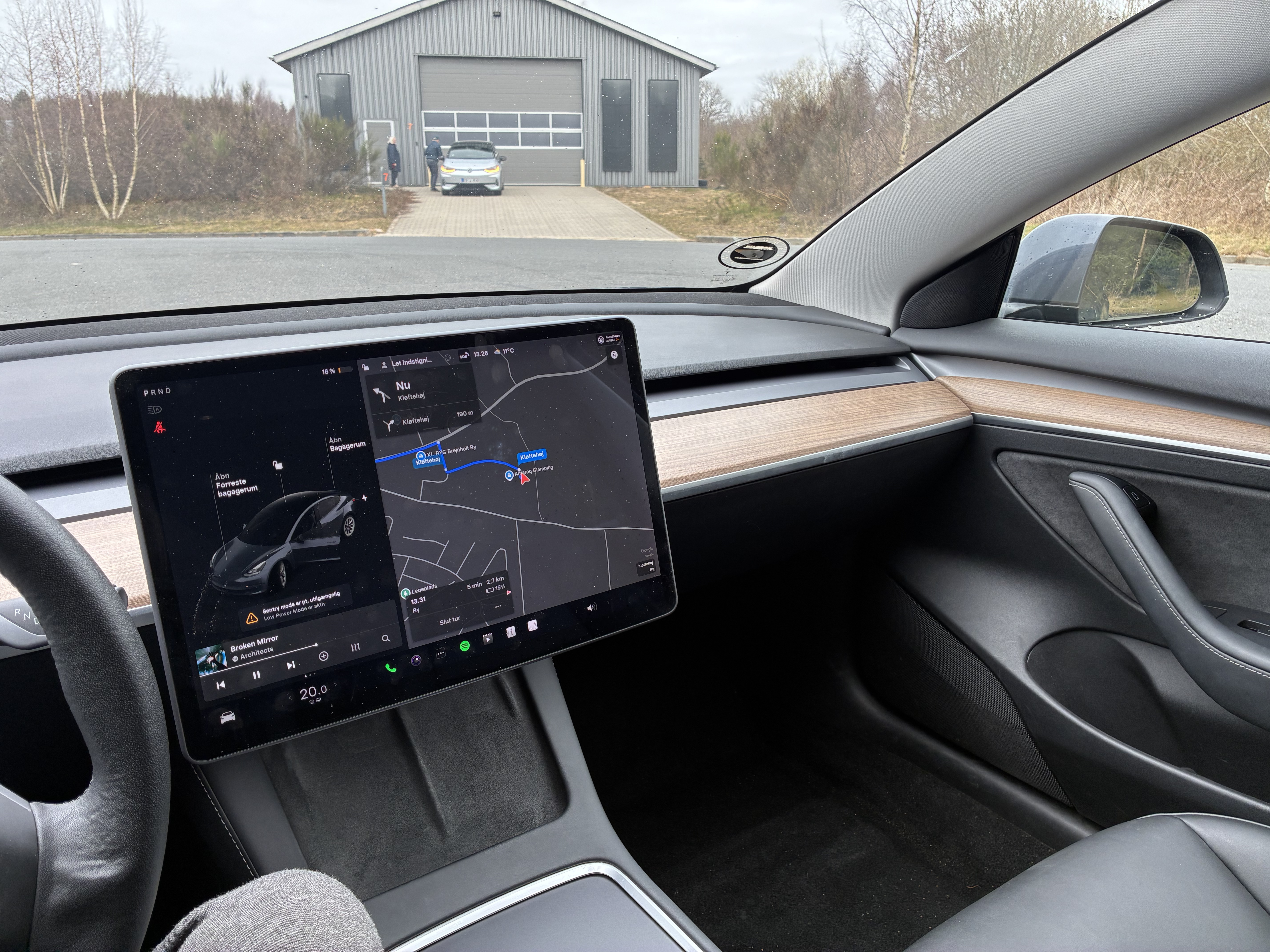Grå Tesla Model 3 fra 2021
