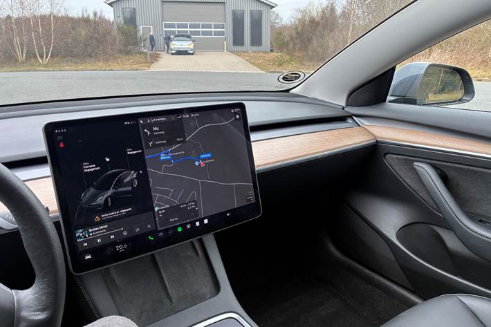 Grå Tesla Model 3 fra 2021
