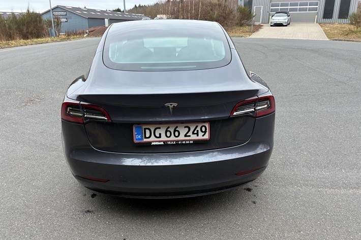 Grå Tesla Model 3 fra 2021