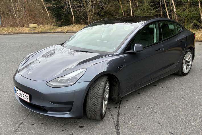 Grå Tesla Model 3 fra 2021