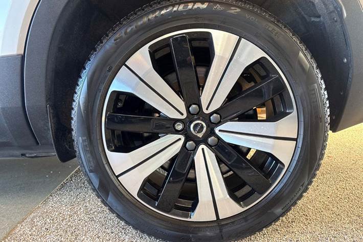 Orange Volvo XC40 fra 2023