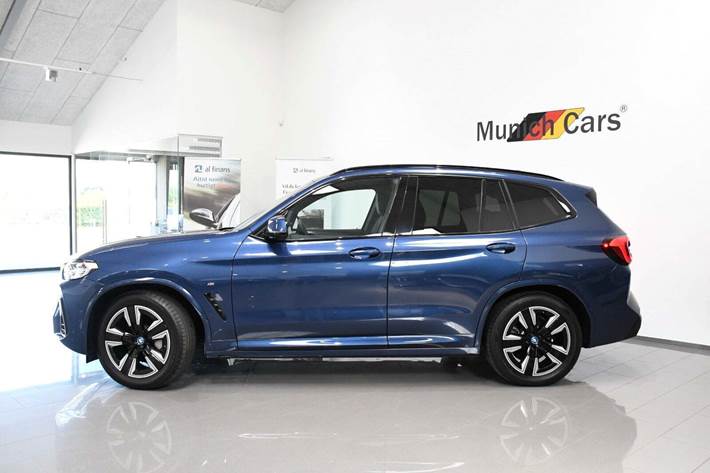 Blå BMW iX3 fra 2025