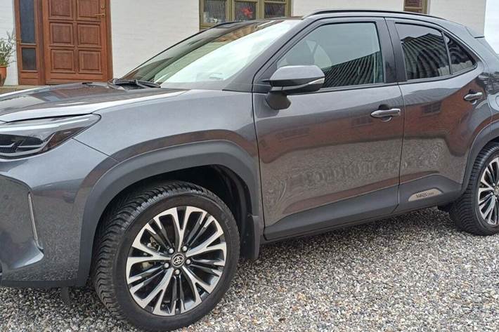 Grå Toyota Yaris Cross fra 2025