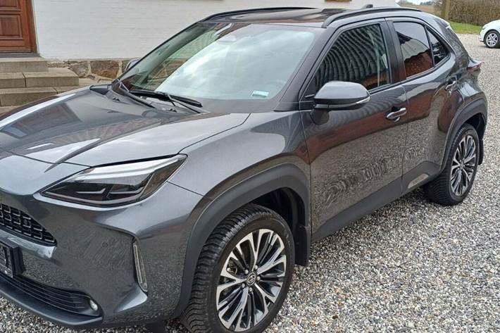 Grå Toyota Yaris Cross fra 2025