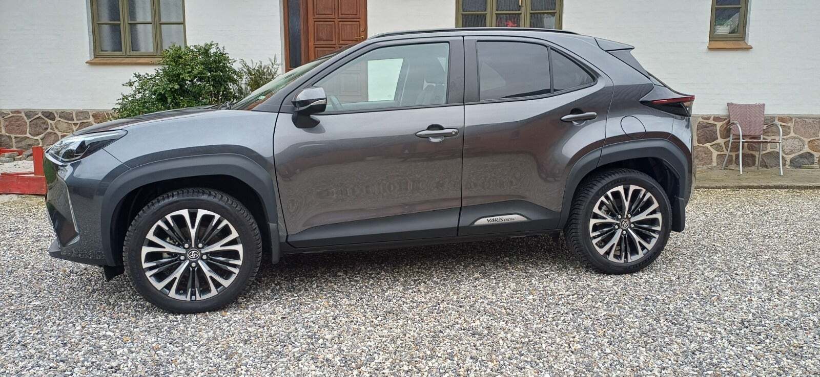 Grå Toyota Yaris Cross fra 2025