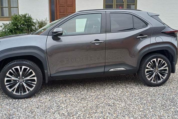 Grå Toyota Yaris Cross fra 2025
