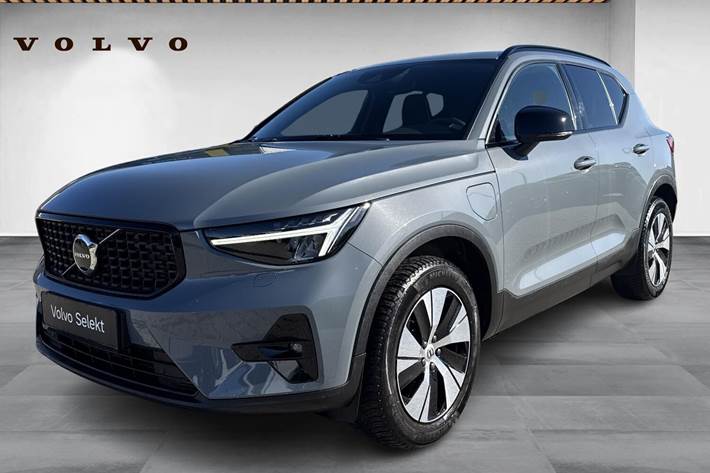 Grå Volvo XC40 fra 2023