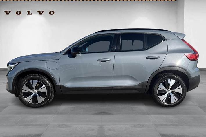 Grå Volvo XC40 fra 2023