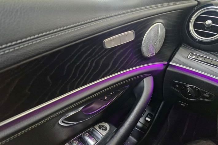 Grå Mercedes E220 d fra 2017