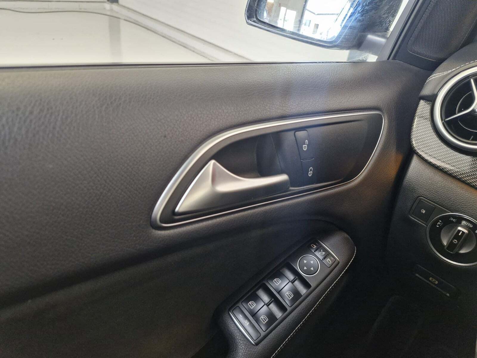 Sort Mercedes B180 fra 2017