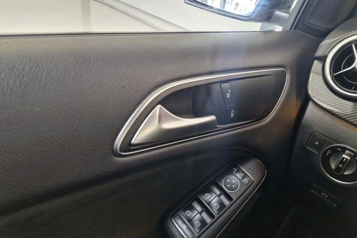 Sort Mercedes B180 fra 2017