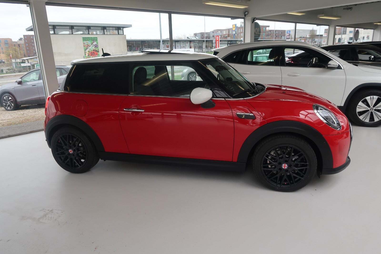 Rød Mini Cooper SE fra 2022