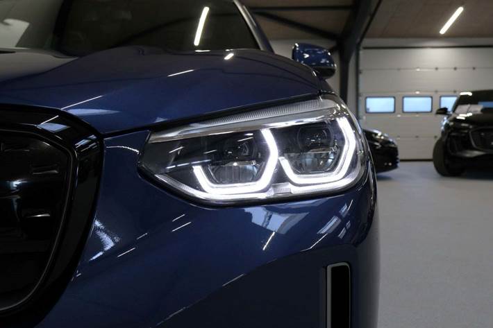Blå BMW iX3 fra 2021