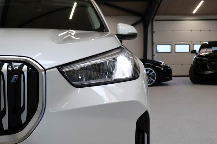 Hvid BMW iX1 fra 2023