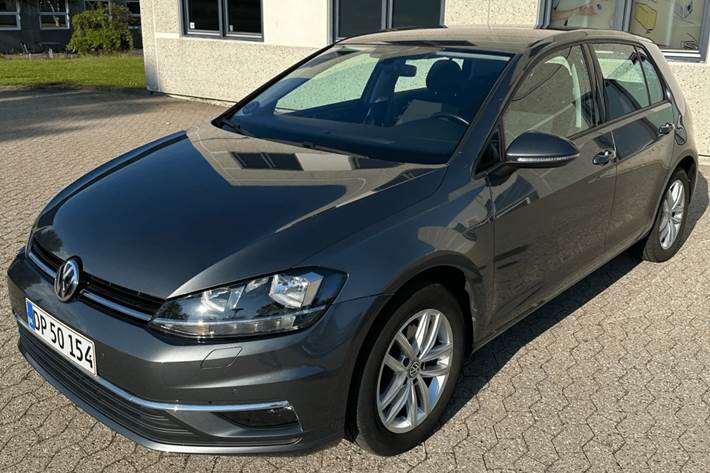 Grå VW Golf VII fra 2020 set udefra