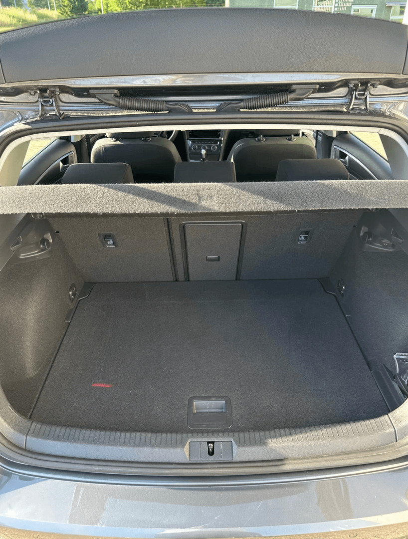 Grå VW Golf VII fra 2020