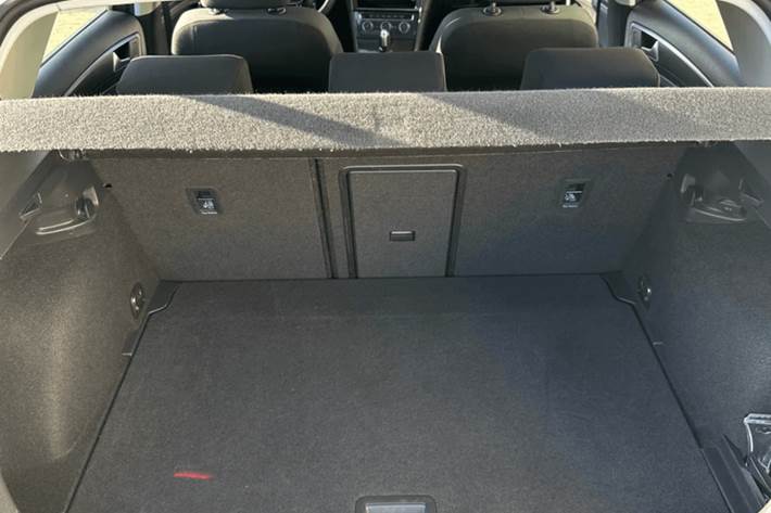 Grå VW Golf VII fra 2020