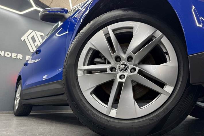 Blå Skoda Enyaq fra 2023