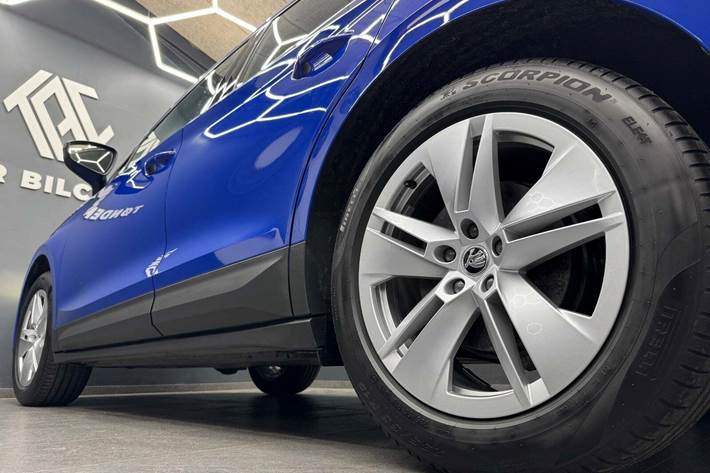 Blå Skoda Enyaq fra 2023