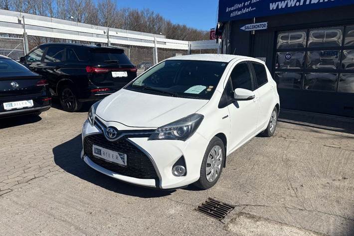 Hvid Toyota Yaris fra 2016 set udefra