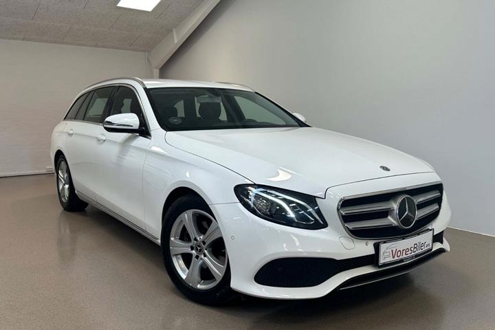 Hvid Mercedes E220 d fra 2017 set udefra