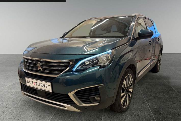 Grøn Peugeot 5008 fra 2018 set udefra