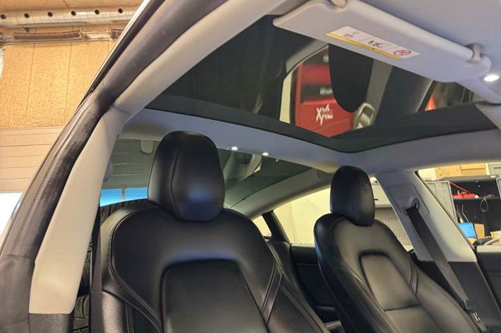 Blå Tesla Model 3 fra 2019