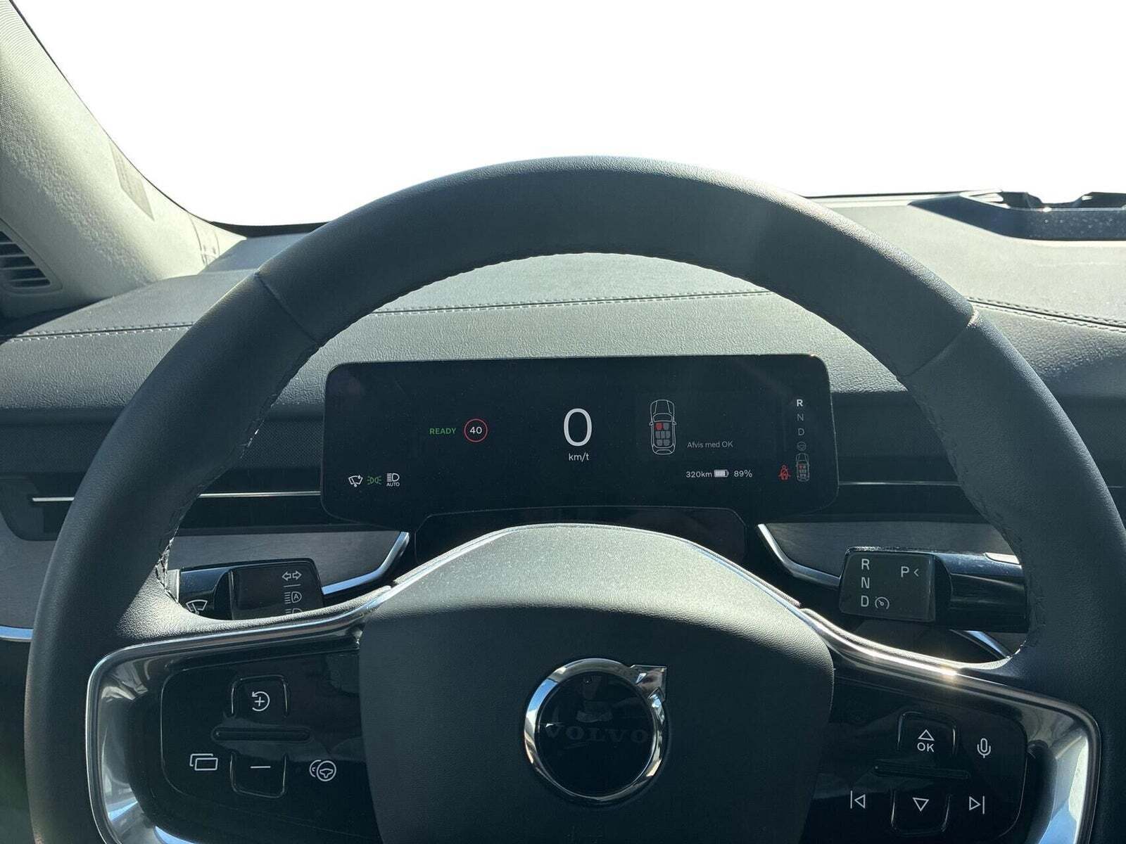 Hvid Volvo EX90 fra 2025