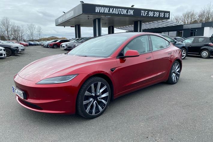 Rød Tesla Model 3 fra 2024