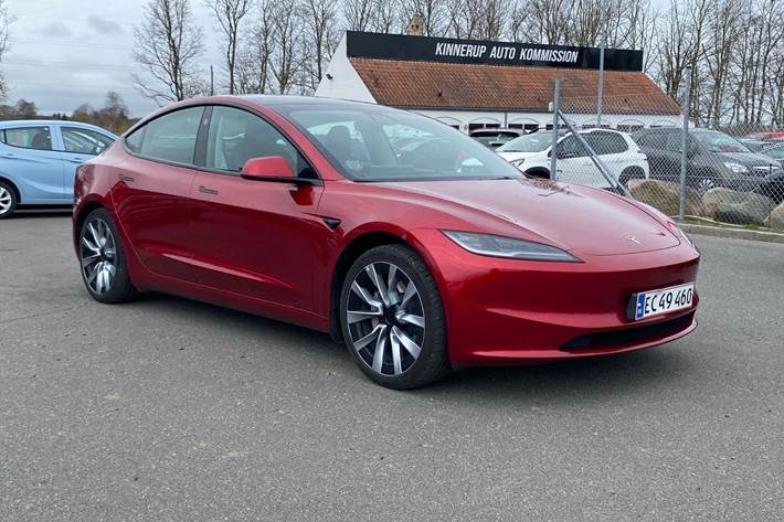 Rød Tesla Model 3 fra 2024