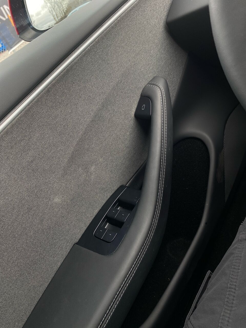 Rød Tesla Model 3 fra 2024