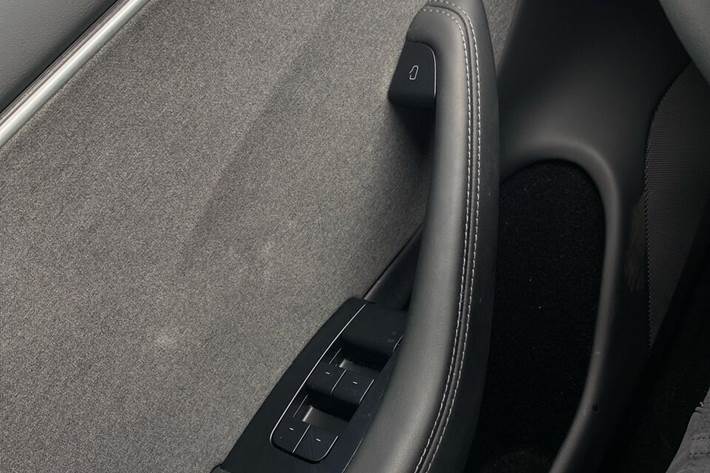 Rød Tesla Model 3 fra 2024