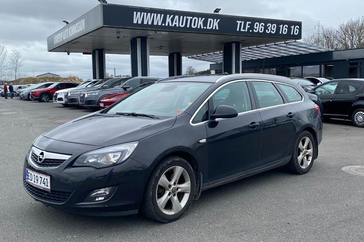 Grå Opel Astra fra 2012