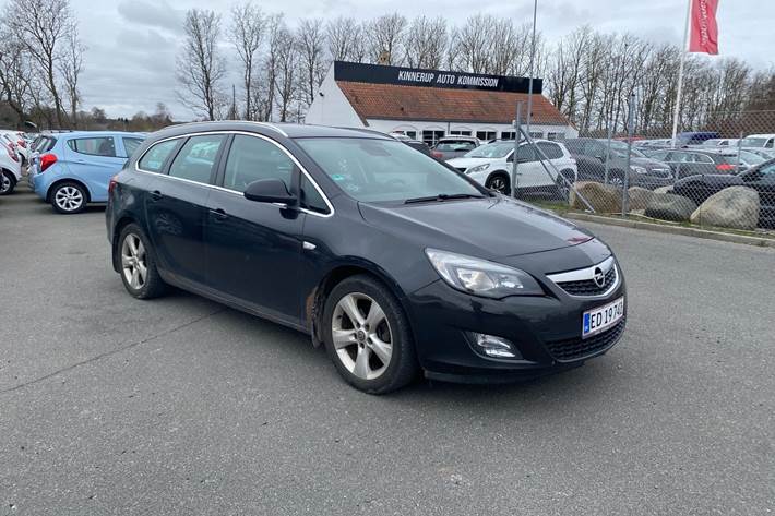 Grå Opel Astra fra 2012
