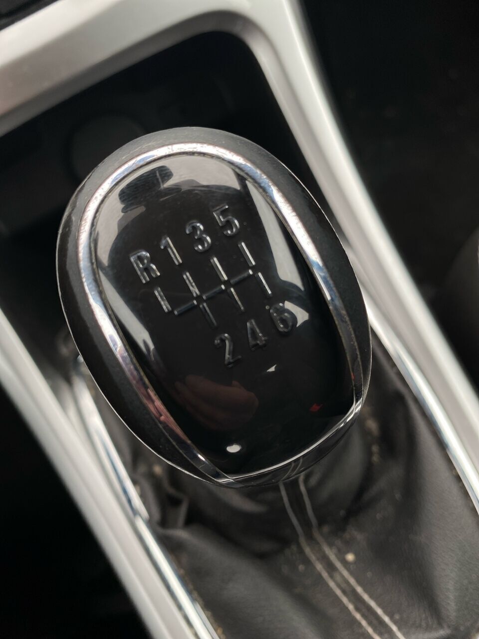 Grå Opel Astra fra 2012