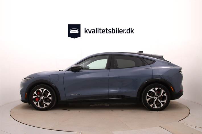 Blå Ford Mustang Mach-E fra 2024
