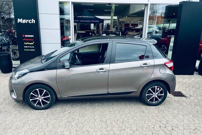 Sort Toyota Yaris fra 2018