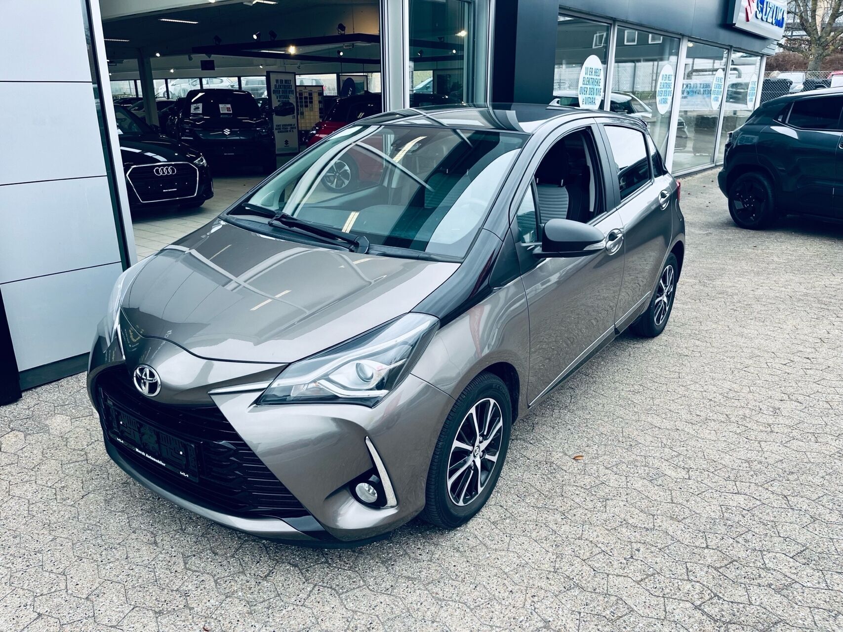 Sort Toyota Yaris fra 2018