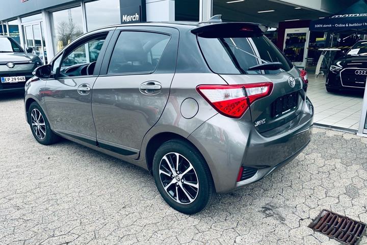 Sort Toyota Yaris fra 2018