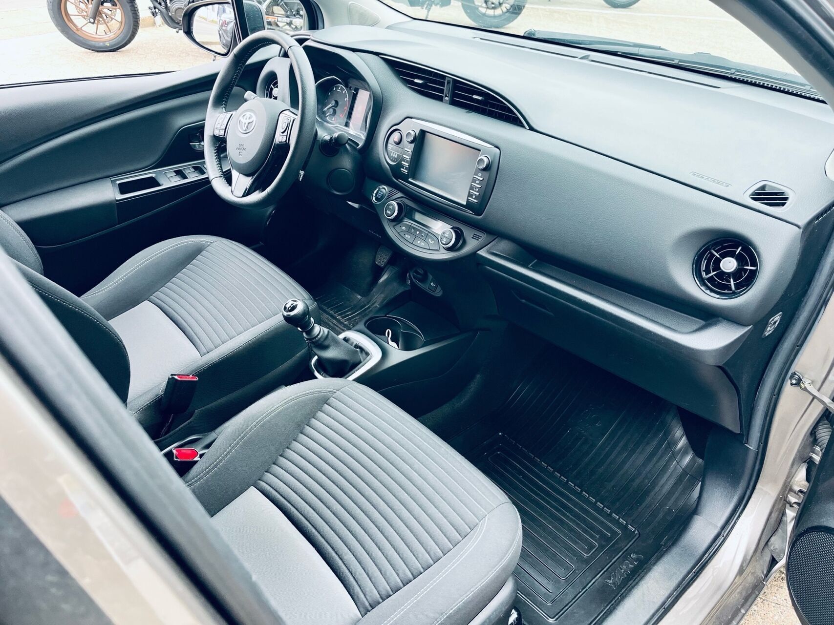 Sort Toyota Yaris fra 2018