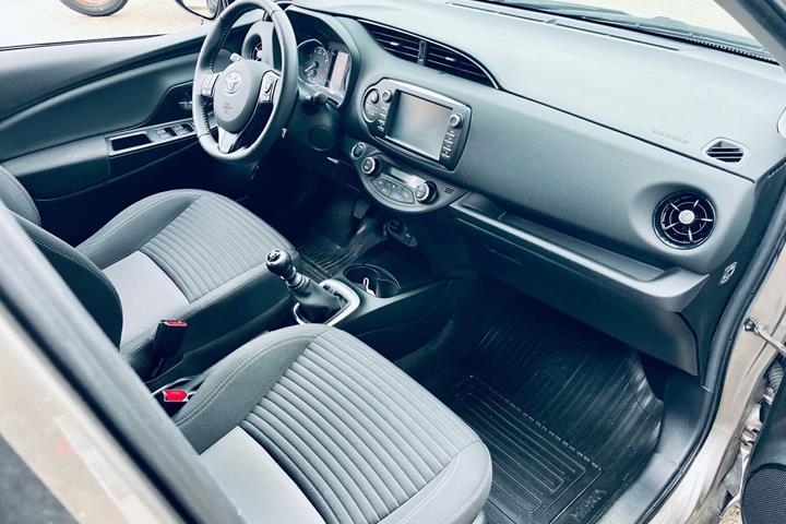Sort Toyota Yaris fra 2018