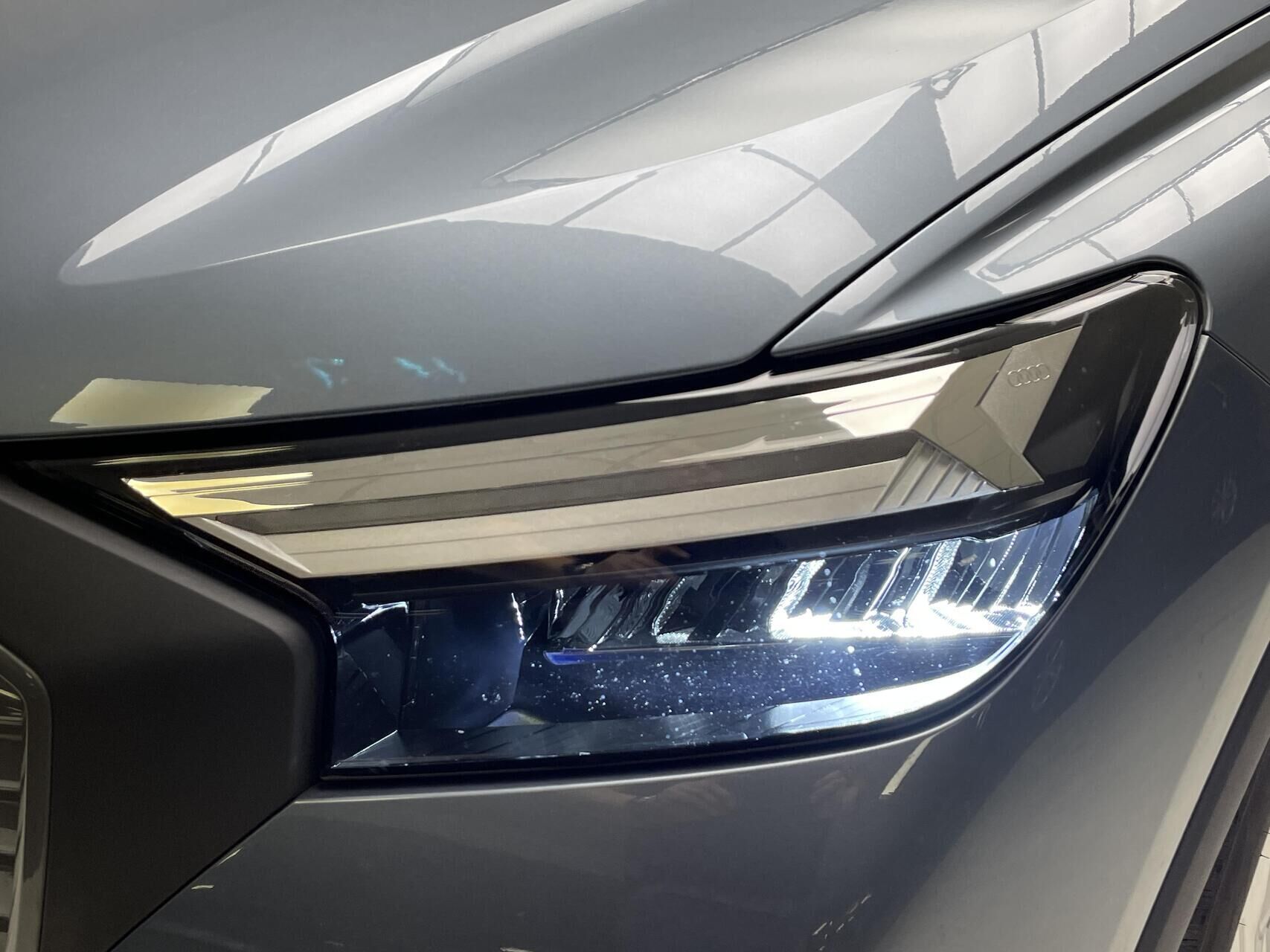 Blå Audi Q4 fra 2023