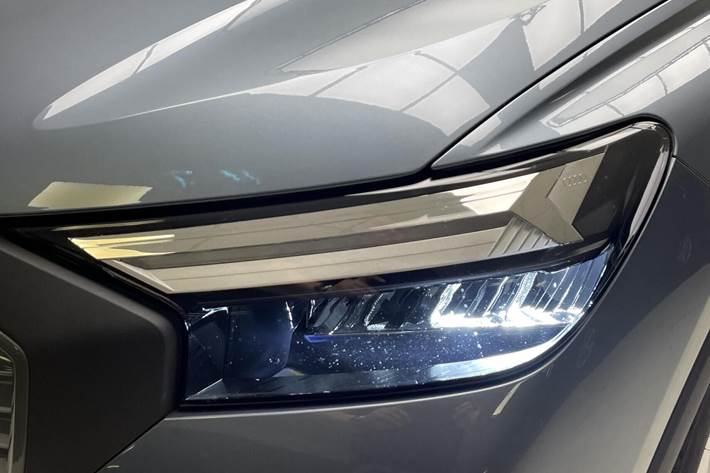 Blå Audi Q4 fra 2023