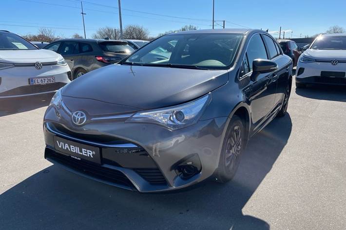 Grå Toyota Avensis fra 2016