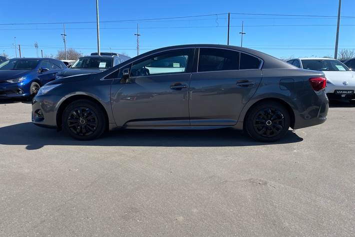 Grå Toyota Avensis fra 2016