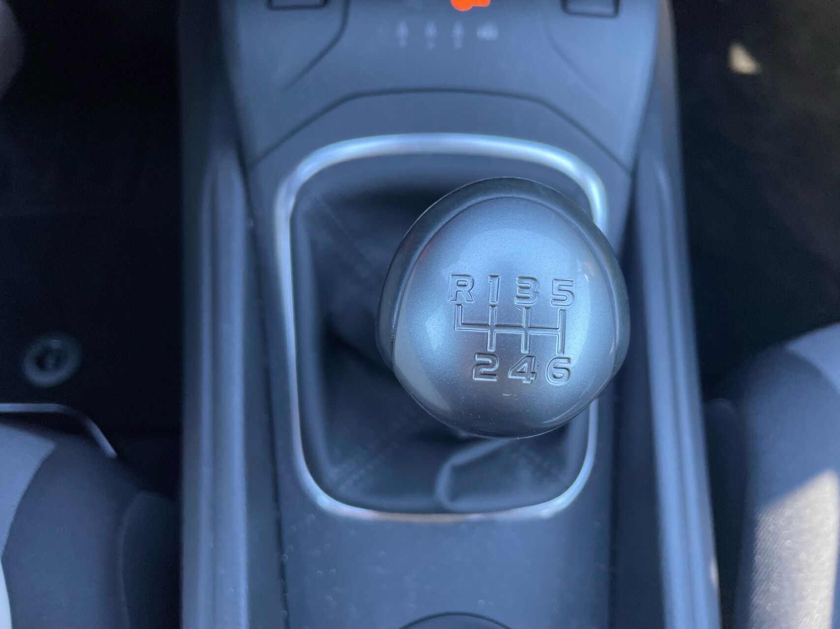 Grå Toyota Avensis fra 2016