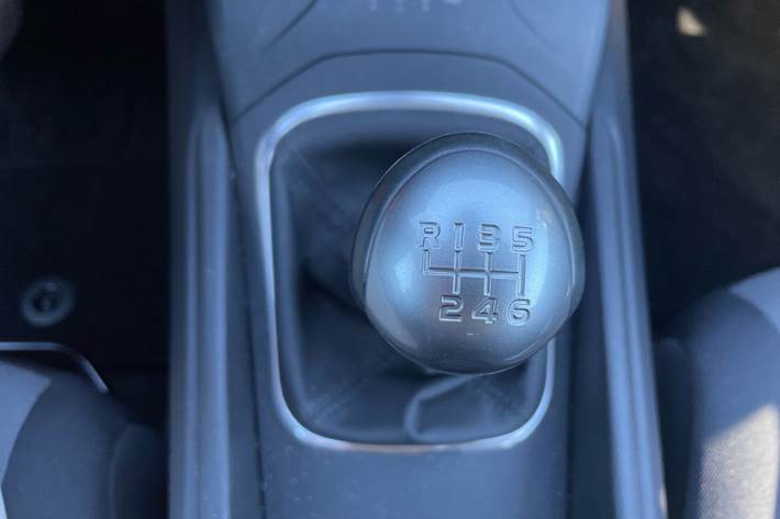 Grå Toyota Avensis fra 2016