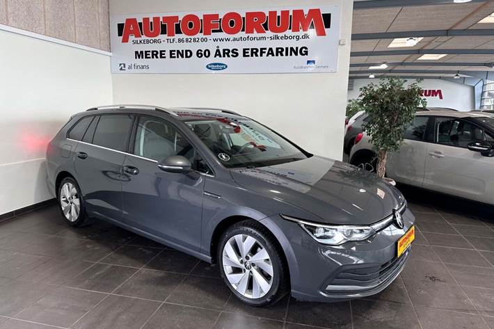 Grå VW Golf VIII fra 2022 set udefra